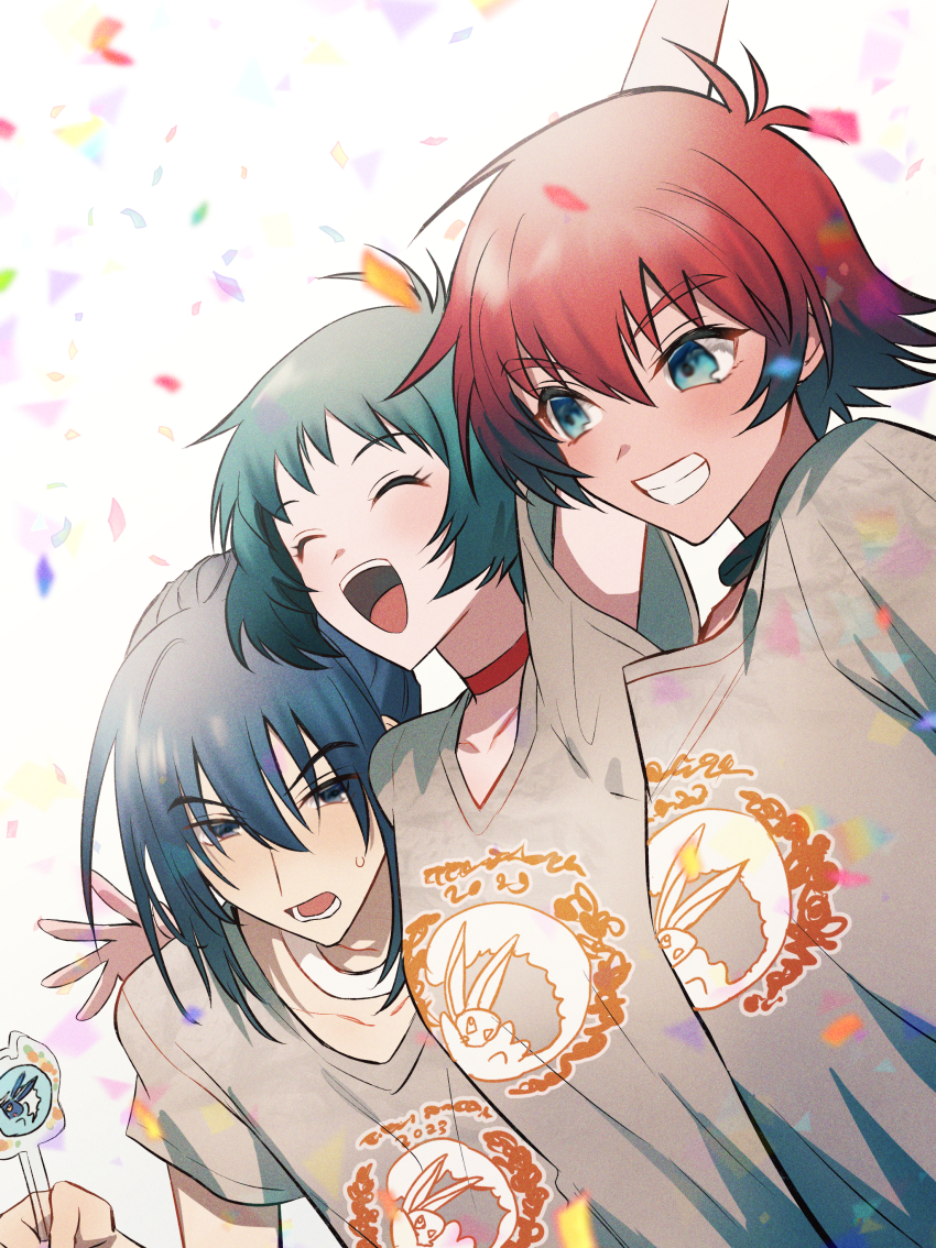 1girl 2boys absurdres akimachi blue_eyes blue_hair blush cheering choker closed_eyes confetti dark_blue_hair farah_oersted green_hair grin happy highres keele_zeibel long_hair looking_at_another multiple_boys open_mouth print_shirt red_choker red_hair reid_hershel shirt short_hair smile t-shirt tales_of_(series) tales_of_eternia