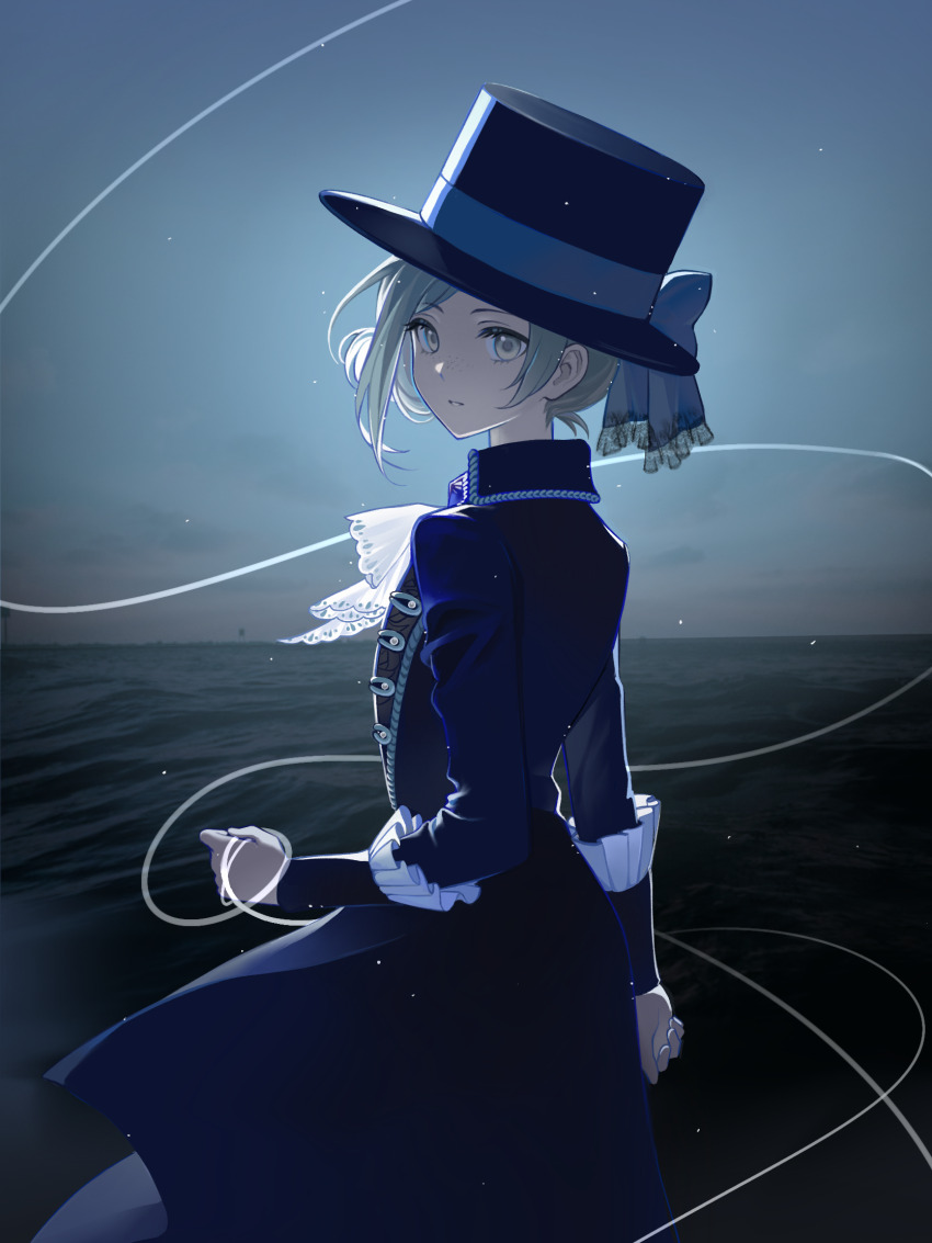 1girl ascot beimindie black_coat black_hat blue_bow blue_sky boater_hat bow coat from_side grey_eyes grey_hair hair_bun hat hat_bow highres holding holding_string horizon looking_at_viewer ocean outdoors reverse:1999 short_hair single_side_bun sky solo string turning_head upper_body vertin_(reverse:1999) white_ascot