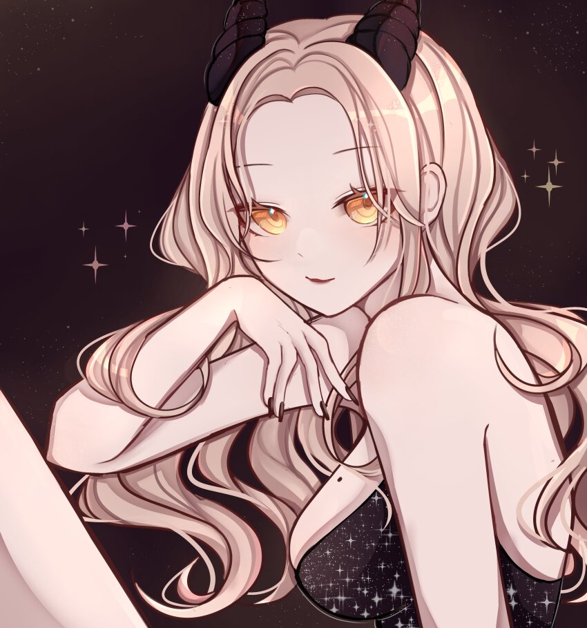 1girl absurdres bare_arms black_background black_dress black_nails blonde_hair breasts closed_mouth commentary dress english_commentary fingernails from_side hand_up highres horns large_breasts long_hair looking_at_viewer mole mole_on_breast nail_polish original rosheil sleeveless sleeveless_dress smile solo sparkle upper_body wavy_hair yellow_eyes