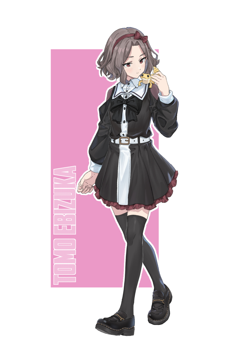 1girl absurdres belt belt_buckle black_bow black_bowtie black_dress black_shoes black_thighhighs blush bow bowtie buckle character_name closed_mouth commentary dress ebizuka_tomo full_body gecko girls_band_cry grey_hair hair_bow highres joker_(jjjokerrr233) long_sleeves outline red_bow red_eyes shoes short_hair solo standing thighhighs white_belt white_outline zettai_ryouiki