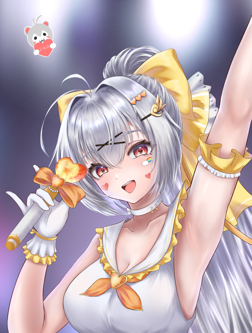 1girl absurdres antenna_hair arm_up armpits artist_name blurry blurry_background blush breasts brown_dust_(series) brown_dust_2 chibi chibi_inset choker cleavage eyebrows_hidden_by_hair facial_tattoo gloves grey_hair hair_between_eyes hair_ornament hair_ribbon heart heart_hair_ornament heart_tattoo heart_wand highres idol large_breasts large_ribbon looking_at_viewer open_mouth ponytail red_eyes ribbon shirt smile solo tattoo teeth upper_body upper_teeth_only white_choker white_gloves white_shirt yellow_ribbon yuri_(brown_dust) zaga