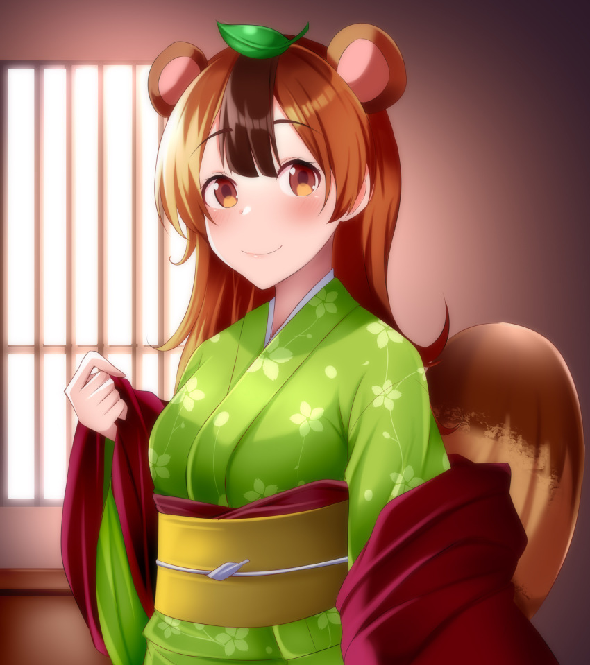 1girl absurdres animal_ears brown_eyes extra_ears green_kimono hair_between_eyes highres indoors japanese_clothes kimono leaf leaf_on_head mameda_(uchi_no_shisho_wa_shippo_ga_nai) obi pandacross raccoon_ears raccoon_girl raccoon_tail sash smile solo squirrel_tail tail uchi_no_shisho_wa_shippo_ga_nai window yukata