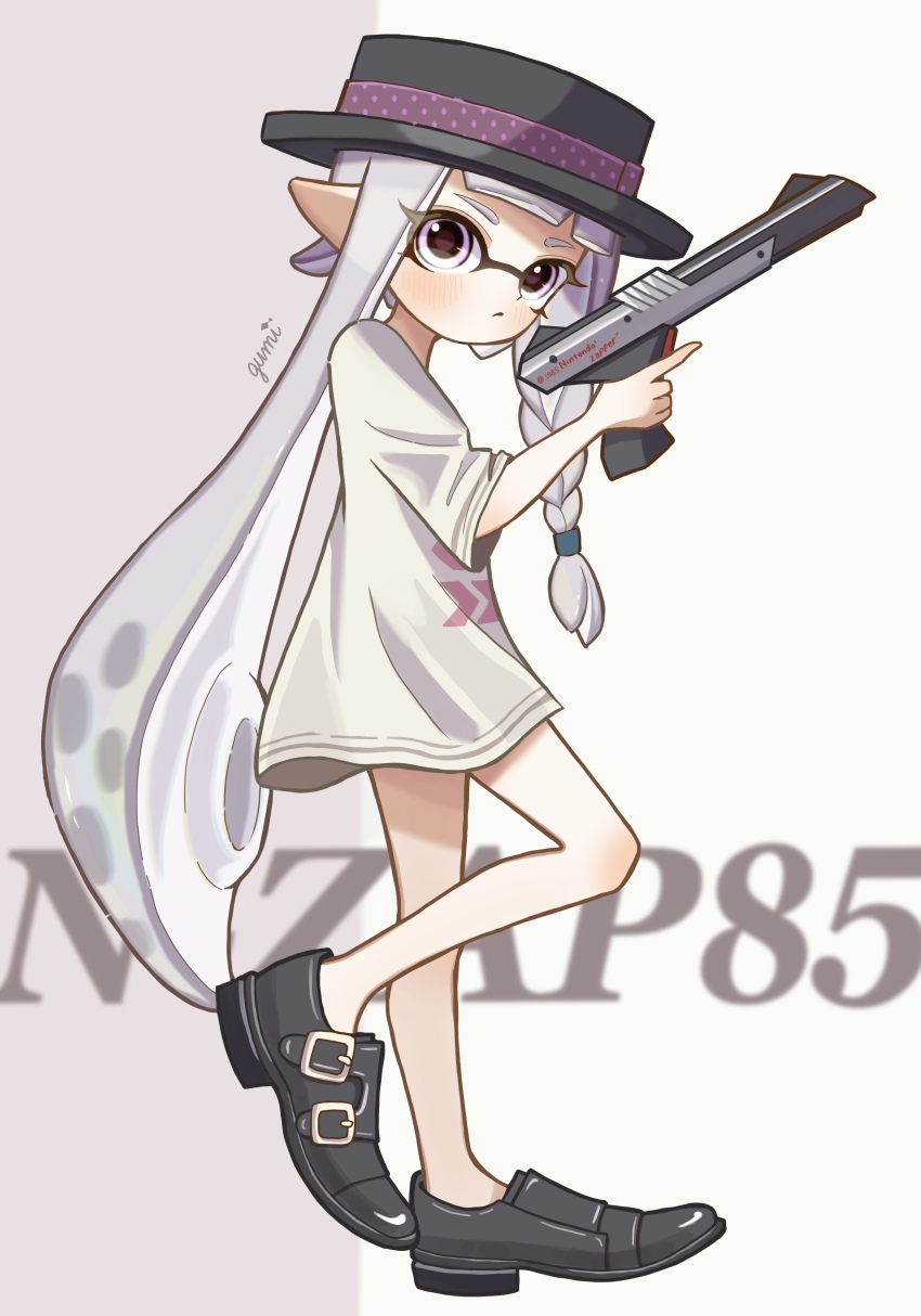 1girl absurdres black_hat black_shoes braid braided_sidelock closed_mouth commentary full_body grey_hair gun hat highres holding holding_gun holding_weapon inkling inkling_girl inkling_player_character long_hair n-zap_(splatoon) nintendo osakanagumi11 pointy_ears print_shirt shirt shoes single_braid solo splatoon_(series) splatoon_3 standing standing_on_one_leg tentacle_hair very_long_hair weapon weapon_name white_shirt
