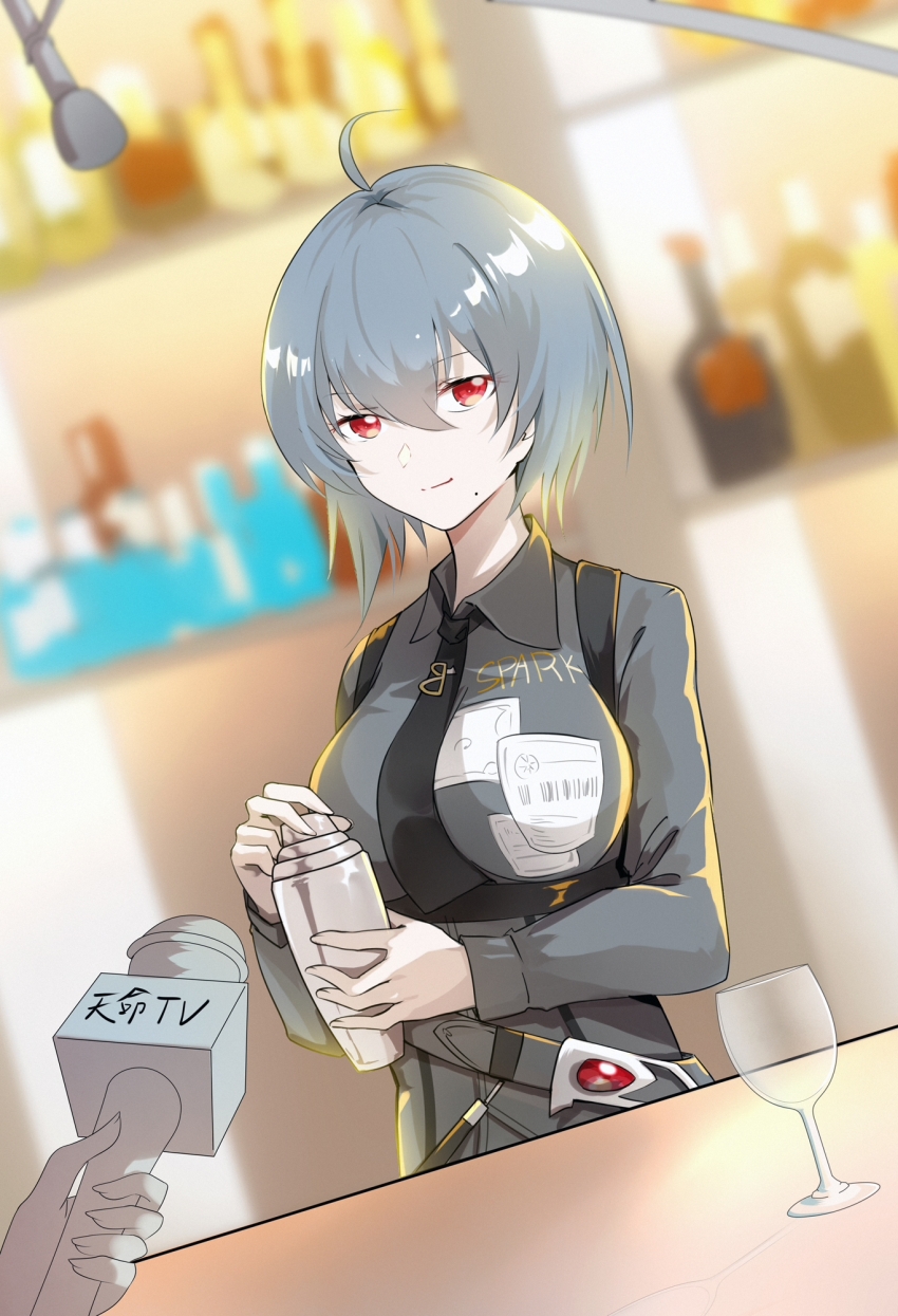 1girl 1other ahoge alcohol bar_(place) bartender black_hair black_necktie black_shirt bottle champagne closed_mouth cup drinking_glass highres holding holding_microphone honkai_(series) honkai_impact_3rd indoors long_sleeves looking_at_viewer microphone microphone_stand mole mole_under_mouth necktie raven_(honkai_impact) raven_(tipsy_hour)_(honkai_impact) red_eyes shirt short_hair smile solo_focus wanzituanzimax wine_bottle wine_glass