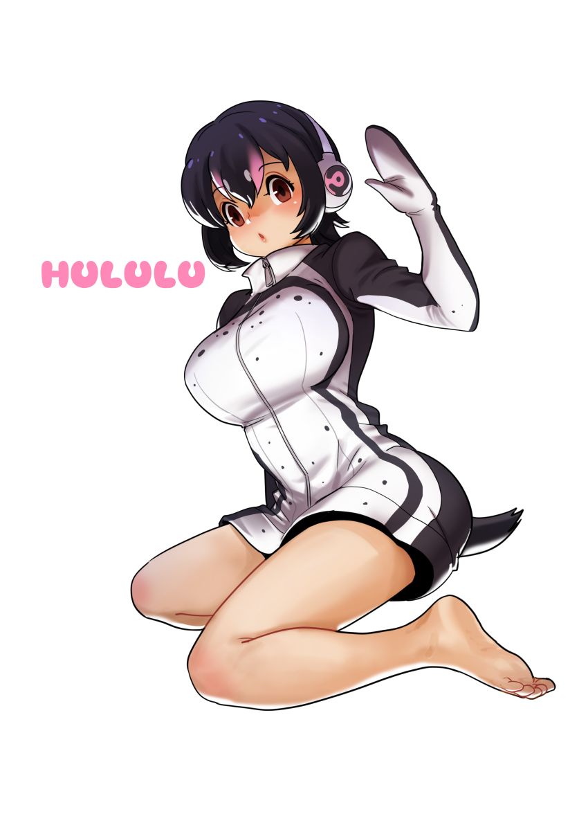 1girl absurdres bare_legs barefoot black_hair breasts brown_eyes character_name clothing_cutout commentary_request feet full_body hair_between_eyes hand_up headphones highres humboldt_penguin_(kemono_friends) kemono_friends korean_commentary large_breasts looking_at_viewer multicolored_hair parted_lips penguin_tail pink_hair roonhee short_hair simple_background sitting solo tail tail_through_clothes white_background yokozuwari zipper zipper_pull_tab