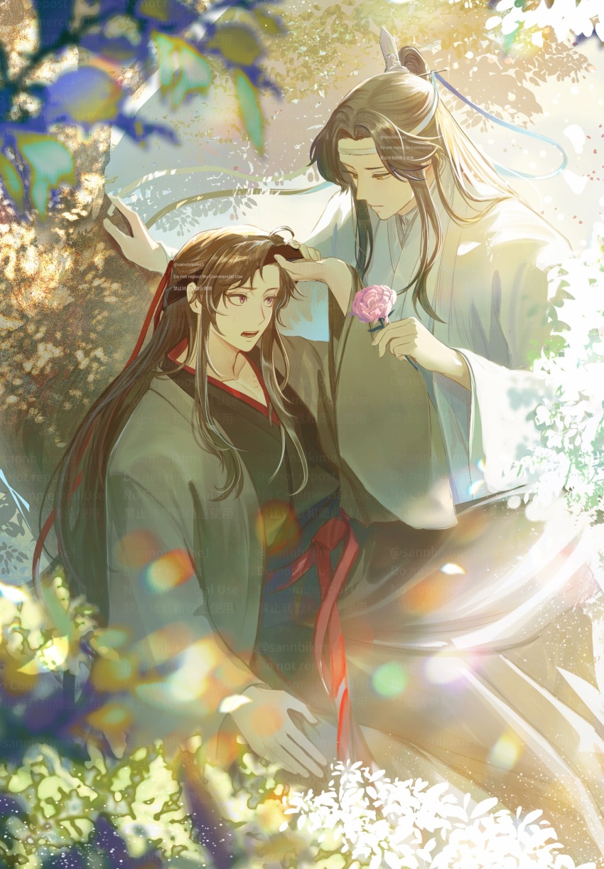 2boys ahoge black_hair black_hanfu black_robe blindfold blindfold_lift brown_hair chinese_clothes coat day flower grey_coat hair_down hair_ribbon half_updo hanfu headband highres holding holding_flower in_tree lan_wangji leaf light_particles long_hair long_sleeves looking_at_another male_focus modao_zushi multiple_boys official_alternate_costume official_alternate_hairstyle open_mouth outdoors pink_flower purple_eyes rateitigo red_ribbon red_sash ribbon ribboned_xiao_guan robe sash sidelocks sitting sitting_in_tree topknot tree wei_wuxian wei_wuxian_(yiling_laozu) white_hanfu white_headband white_robe wide_sleeves xiao_guan_(headdress) yaoi yellow_eyes
