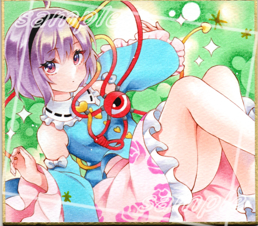 1girl adapted_costume ahoge arm_up ass bare_legs bare_shoulders black_hairband bobby_socks breasts buttons commentary_request detached_sleeves double-parted_bangs expressionless eyeball eyelashes feet_out_of_frame floral_print frilled_shirt_collar frills green_background hair_between_eyes hair_ornament hairband heart heart_button heart_hair_ornament knees_together_feet_apart knees_up komeiji_satori long_sleeves looking_at_viewer marker_(medium) pink_skirt purple_eyes purple_hair rose_print saya_pr short_hair simple_background skirt small_breasts socks solo sparkle stenciled_rose third_eye touhou traditional_media wide_sleeves