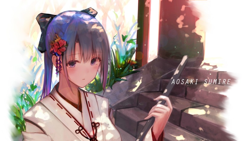 1girl absurdres black_bow blue_hair blush bow character_name closed_mouth day expressionless female_focus flower gradient_hair hair_bow hair_flower hair_ornament hand_up hibiscus highres holding japanese_clothes kanzashi kayakooooo kimono long_hair long_sleeves looking_at_viewer multicolored_hair original outdoors plant ponytail purple_eyes purple_hair sidelocks solo stairs sunlight upper_body white_kimono