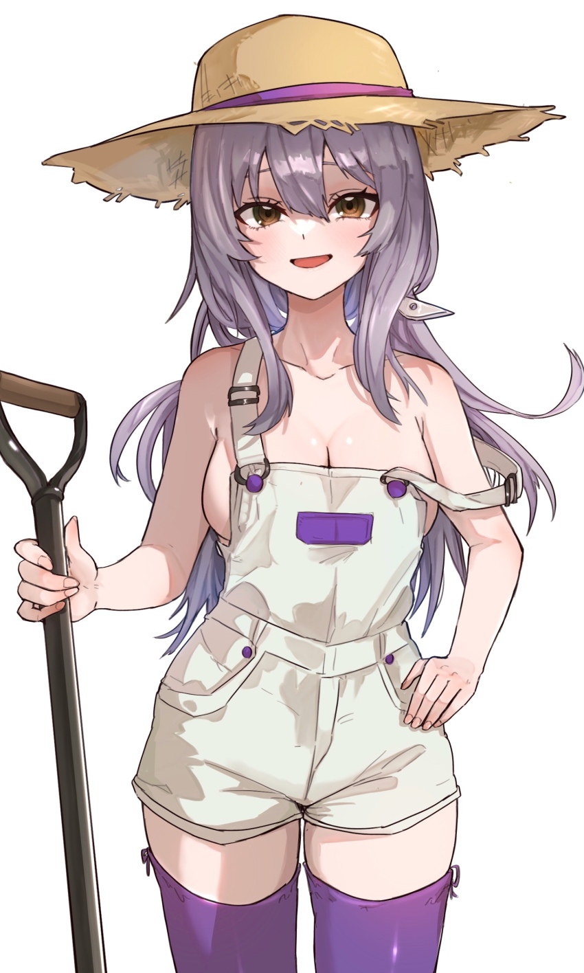 1girl absurdres alternate_costume bare_shoulders breasts brown_eyes cleavage collarbone commentary_request cowboy_shot goddess_of_victory:_nikke grey_hair hand_on_own_hip hat hat_ribbon highres holding holding_shovel kunimoto_rikuya large_breasts long_hair looking_at_viewer no_bra off_shoulder open_mouth overall_shorts overalls ribbon scarlet_(nikke) shovel sideboob simple_background solo straw_hat thighhighs white_background white_overalls
