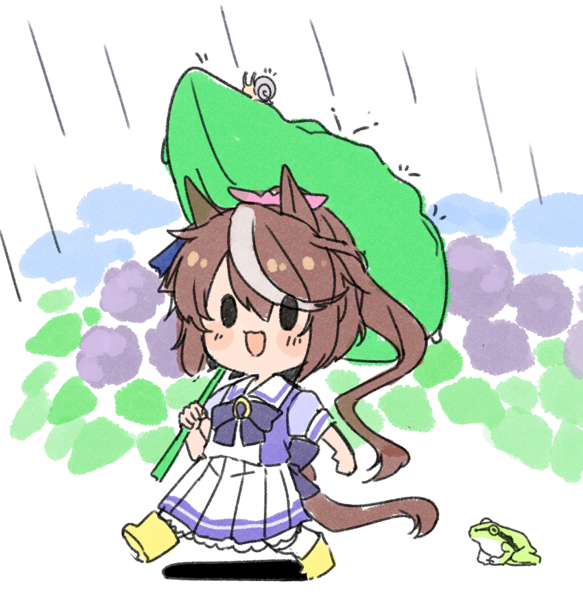 1girl animal_ears blush_stickers boots bow brown_hair chibi commentary_request ear_ribbon frog full_body hair_bow highres horse_ears horse_girl horse_tail leaf_umbrella long_hair multicolored_hair pink_bow ponytail purple_shirt rain rubber_boots school_uniform shirt short_sleeves skirt smile snail solid_eyes solo streaked_hair tail tokai_teio_(umamusume) tracen_school_uniform umamusume white_hair white_skirt yunekoko