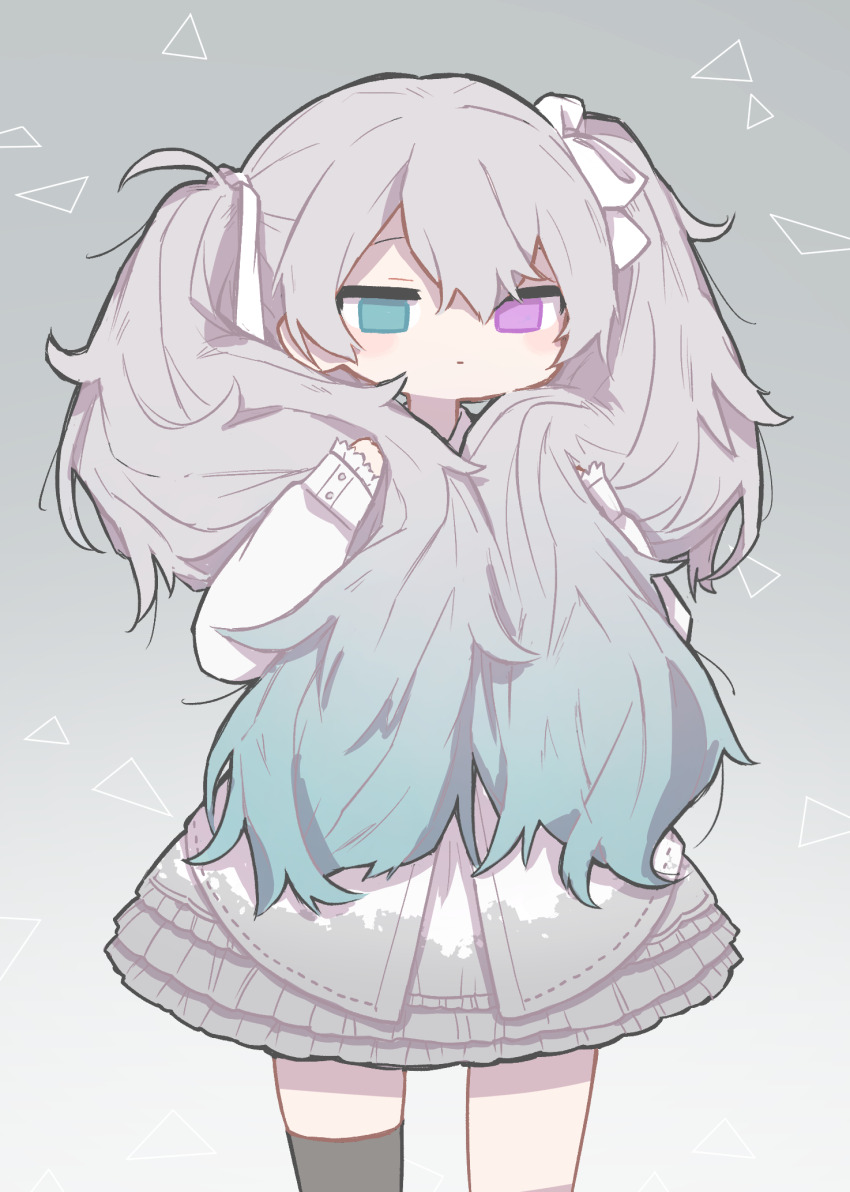 132_(bb32768) 1girl 25-ji_miku 25-ji_nightcord_de._(project_sekai) aqua_eyes aqua_hair asymmetrical_legwear black_thighhighs blush bow chinese_commentary closed_mouth commentary_request dress gradient_background gradient_eyes grey_hair hair_bow hatsune_miku heterochromia highres holding holding_own_hair long_hair long_sleeves multicolored_eyes multicolored_hair project_sekai purple_eyes solo thighhighs twintails two-tone_hair vocaloid white_bow