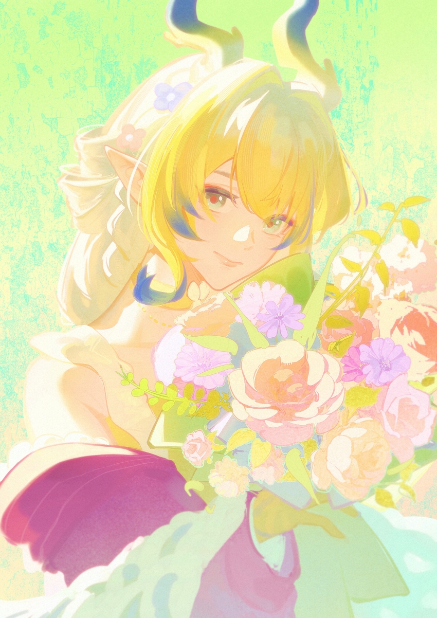 1girl absurdres arknights bare_shoulders blonde_hair bloom blue_hair bouquet closed_mouth commentary dragon_girl dragon_horns flower frills green_background green_eyes hair_between_eyes hair_flower hair_ornament highres holding holding_bouquet horns looking_at_viewer multicolored_hair off_shoulder official_alternate_costume orange_pupils shu_(arknights) shu_(spring_feast)_(arknights) smile solo symbol-only_commentary upper_body white_hair yiyefeishuang82258