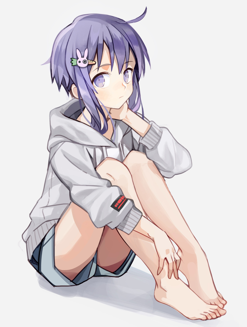 1girl ahoge alternate_costume bare_legs barefoot blue_shorts blush closed_mouth commentary_request eyelashes feet grey_background grey_hoodie hair_between_eyes hair_ornament hand_on_own_leg hand_on_own_neck hand_up heel_up highres hood hood_down hoodie kari_kenji knees_up legs legs_together long_sleeves looking_at_viewer on_ground purple_eyes purple_hair shadow short_hair_with_long_locks shorts sidelocks simple_background sitting solo thighs toenails toes voiceroid yuzuki_yukari