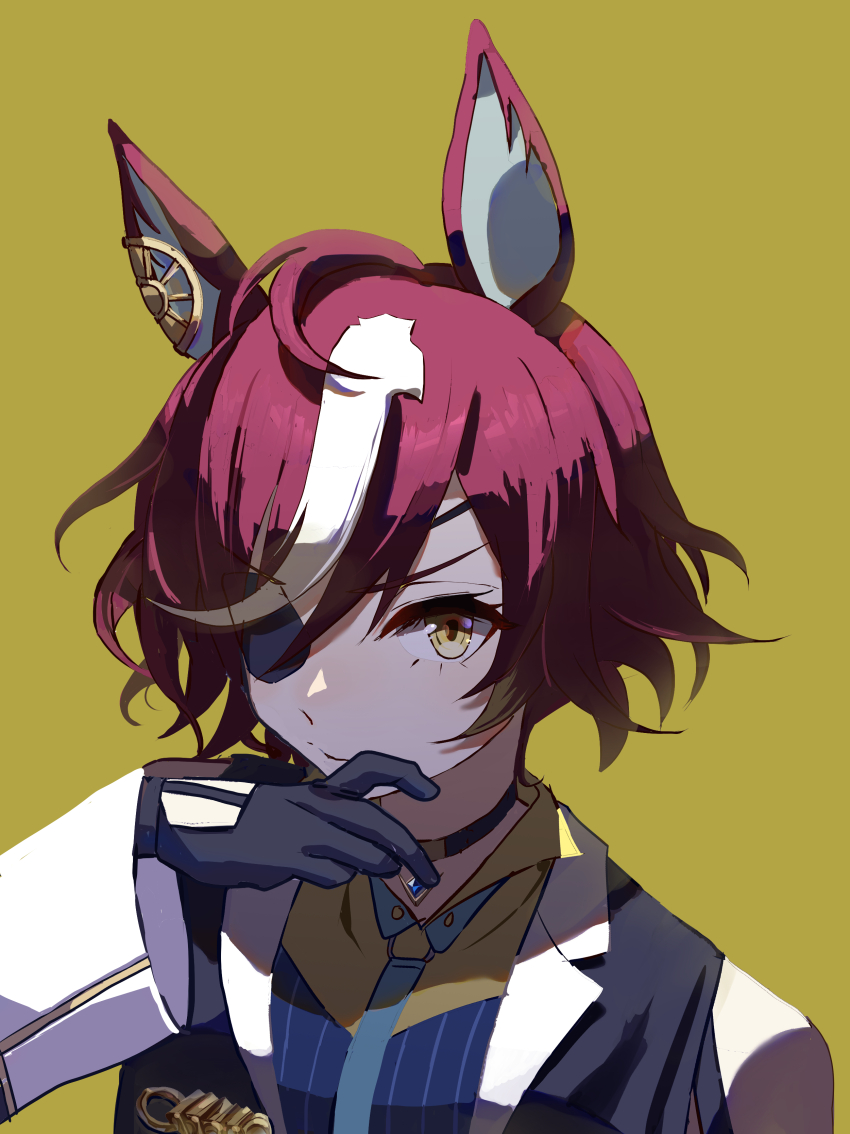 1girl absurdres animal_ears black_choker black_gloves blue_necktie brown_hair choker closed_mouth commentary_request detached_sleeves eyepatch gloves hair_between_eyes highres horse_ears horse_girl long_sleeves medium_hair multicolored_hair necktie no_uwazumi o-ring_necktie pendant_choker simple_background sleeveless sleeveless_jacket smile solo streaked_hair tanino_gimlet_(umamusume) umamusume upper_body white_hair yellow_background yellow_eyes