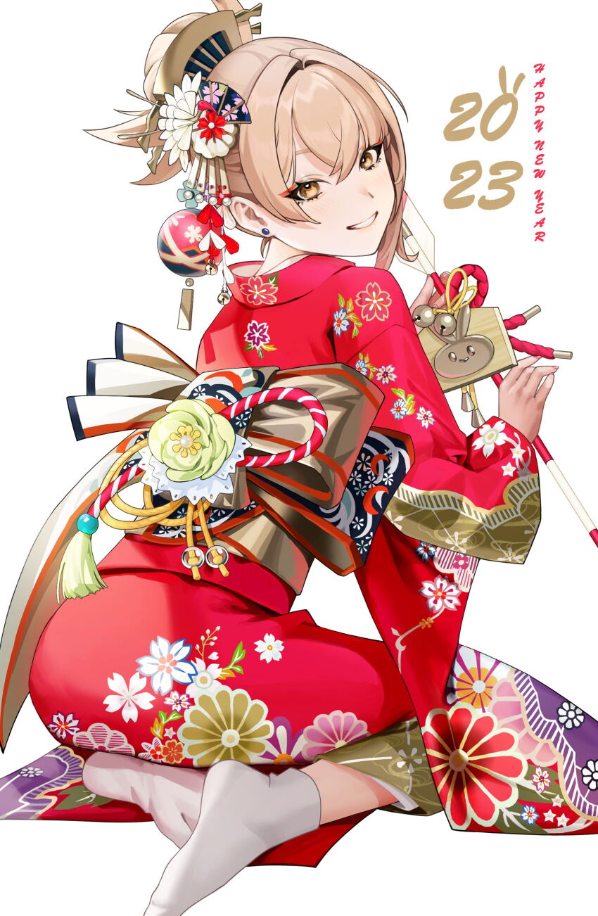 1girl 2023 absurdres alternate_costume ankle_socks bell blonde_hair blush check_commentary commentary commentary_request dated earrings ema eyeliner genshin_impact hair_between_eyes hair_ornament happy_new_year highres japanese_clothes jewelry kimono light_blush looking_at_viewer looking_back makeup medium_hair new_year no_shoes orange_eyeliner ponytail red_kimono red_rope ribbon rope shimenawa sidelocks simple_background single_earring single_sidelock smile socks solo stud_earrings white_background white_rope white_socks yellow_eyes yoimiya_(genshin_impact) zlan