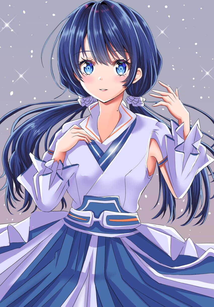 1girl armpit_crease blue_eyes blue_hair blue_hakama blue_kimono commentary_request cowboy_shot grey_background hair_intakes hakama hakama_skirt half-sleeves highres japanese_clothes kimono light_particles link!_like!_love_live! long_hair long_sleeves love_live! low_twintails maymaru mirage_voyage_(love_live!) mole mole_on_neck murano_sayaka official_alternate_costume skirt solo twintails virtual_youtuber