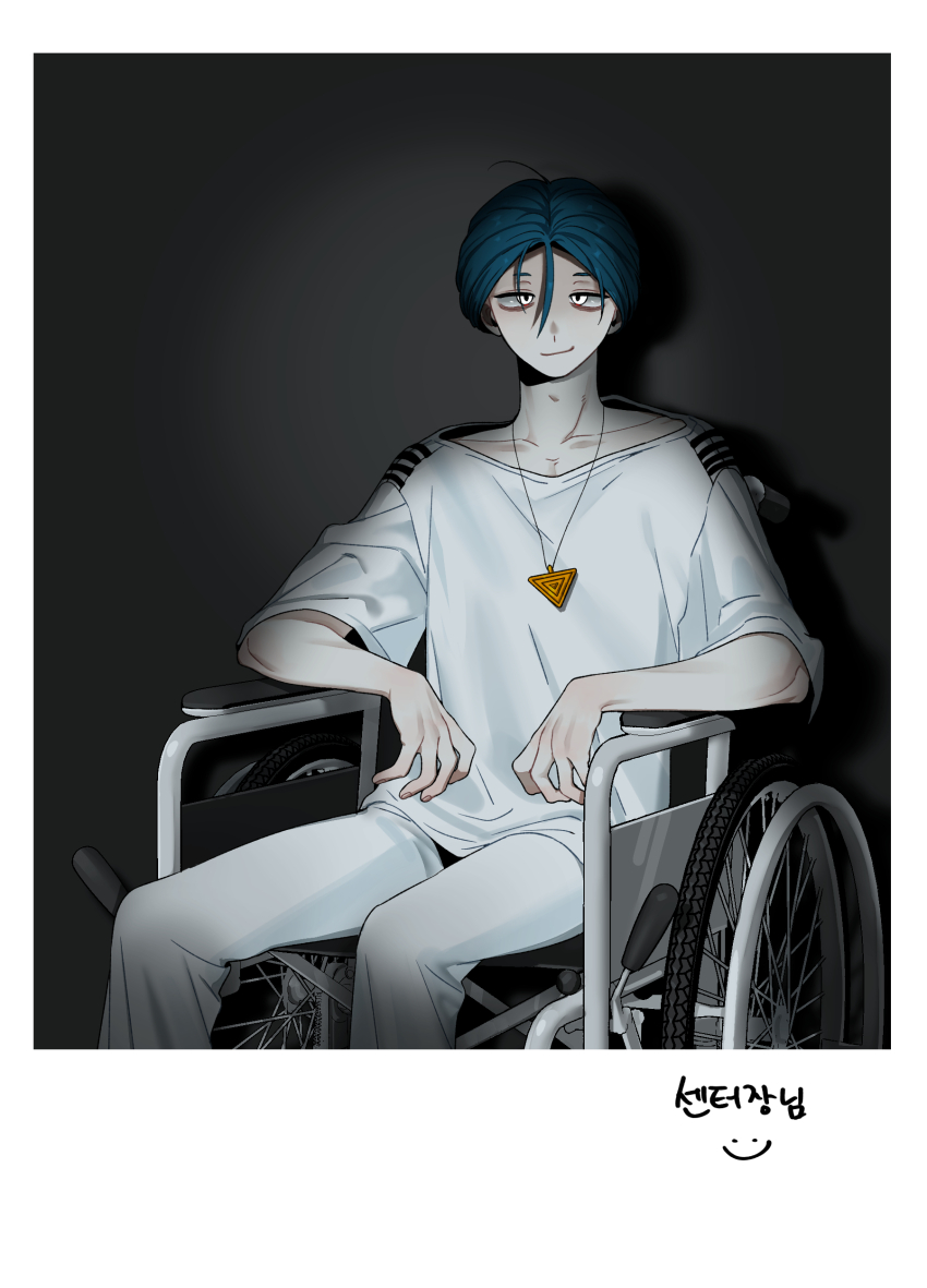 1boy absurdres blue_hair border closed_mouth commentary_request cowboy_shot grey_background hair_between_eyes highres korean_text looking_at_viewer maelo male_focus meguriya_ayumu pants shirt short_hair short_sleeves sitting smile solo toshi_densetsu_kaitai_center translation_request triangle_necklace white_border white_pants white_shirt