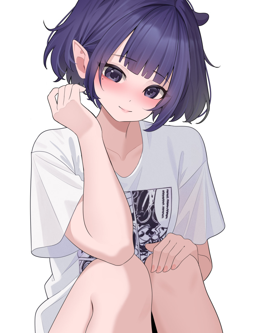 1girl absurdres blunt_bangs bob_cut closed_mouth commentary english_commentary hand_on_own_knee hand_up highres hololive hololive_english knees_up layunaart light_smile looking_at_viewer mole mole_under_eye ninomae_ina&#039;nis ninomae_ina&#039;nis_(loungewear) official_alternate_costume official_alternate_hairstyle pointy_ears print_shirt purple_eyes purple_hair shirt short_hair short_sleeves simple_background sitting solo t-shirt virtual_youtuber white_background white_shirt