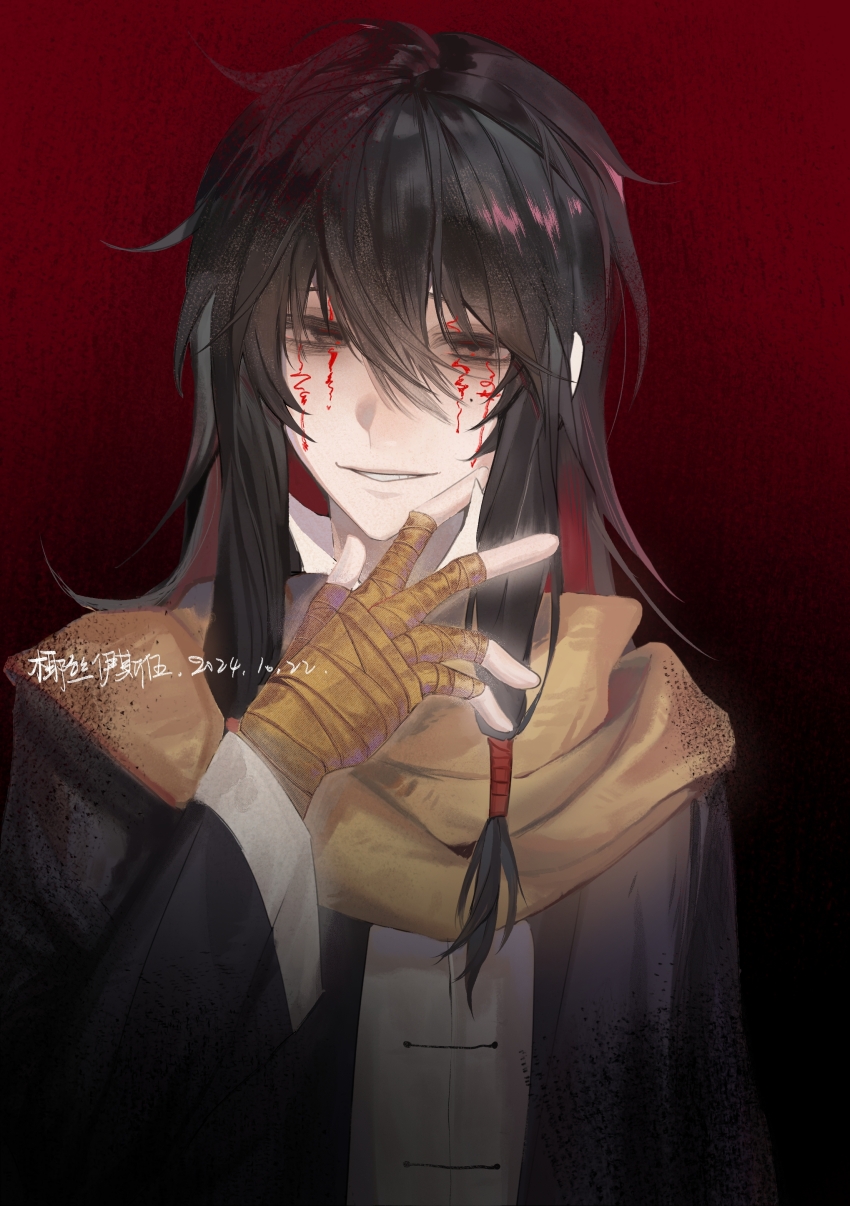 005-robot 1boy absurdres bandaged_hand bandages black_eyes black_hair black_jacket chinese_commentary commentary dated facepaint grin hair_between_eyes hand_up highres jacket long_hair long_sleeves low-tied_sidelocks male_focus mole mole_under_eye open_clothes open_jacket red_background scarf shirt sidelocks smile solo touqi_guaitan upper_body white_shirt yellow_scarf ziche_fuzhao