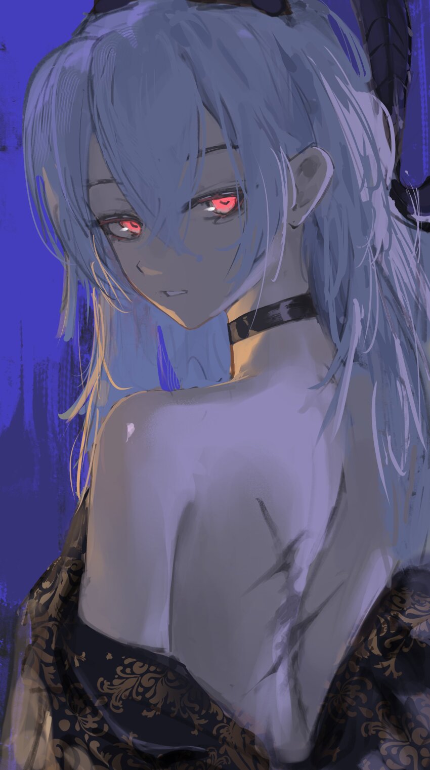 1girl absurdres back bare_back black_choker black_horns choker commentary curled_horns eien_001 from_behind hair_between_eyes highres horns looking_at_viewer looking_back parted_lips red_eyes solo tacet_mark_(wuthering_waves) white_hair wuthering_waves zani_(wuthering_waves)