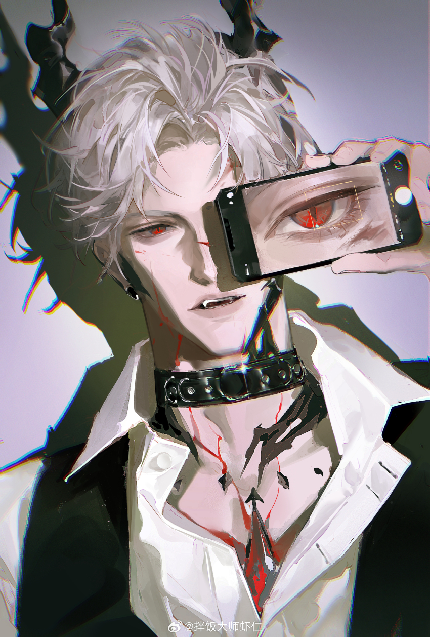 1boy absurdres banfan_dashi_xiaren black_collar black_horns black_vest body_markings cellphone_photo collar collared_shirt dragon_horns earrings fangs highres holding holding_phone horns jewelry leather_collar looking_at_viewer love_and_deepspace male_focus one_eye_covered open_clothes open_mouth open_shirt parted_bangs phone red_eyes red_pupils shirt short_hair slit_pupils solo sylus_(love_and_deepspace) upper_body vest watermark weibo_username weibo_watermark white_hair