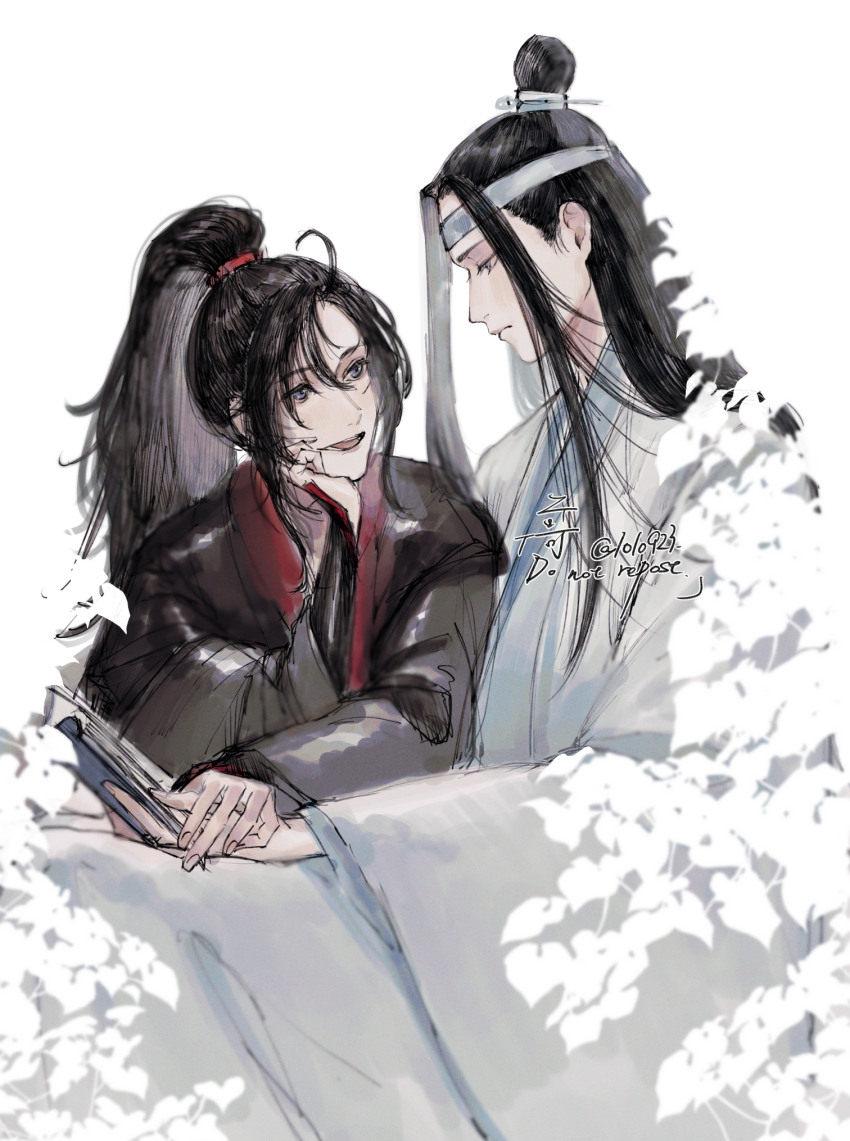 1010923 2boys ahoge black_hair black_hanfu book chinese_clothes closed_mouth grey_eyes hand_on_own_cheek hand_on_own_face hanfu head_rest headband high_ponytail highres holding holding_book holding_hands lan_wangji leaf long_hair long_sleeves looking_at_another male_focus modao_zushi multiple_boys open_book open_mouth plant ponytail reading robe sidelocks signature simple_background sitting sleeves_past_wrists smile topknot twitter_username upper_body wei_wuxian white_background white_hanfu white_headband wide_sleeves xiao_guan_(headdress) yaoi