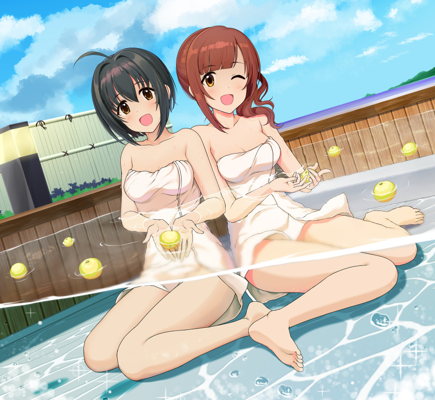 2girls absurdres ahoge air_bubble bamboo_fence bare_shoulders barefoot black_hair blue_sky blush breasts brown_eyes brown_hair bubble cleavage cloud collarbone day dot_nose fence food fruit full_body hands_up highres holding holding_food holding_fruit horizon idolmaster idolmaster_cinderella_girls idolmaster_cinderella_girls_starlight_stage igarashi_kyoko kohinata_miho long_hair looking_at_viewer medium_breasts mountain multiple_girls naked_towel natsuya_(natuya777) ocean one_eye_closed onsen open_mouth outdoors partially_submerged short_hair side_ponytail sitting sky smile soles sparkle toes towel wariza wet yuzu_(fruit) yuzu_bath