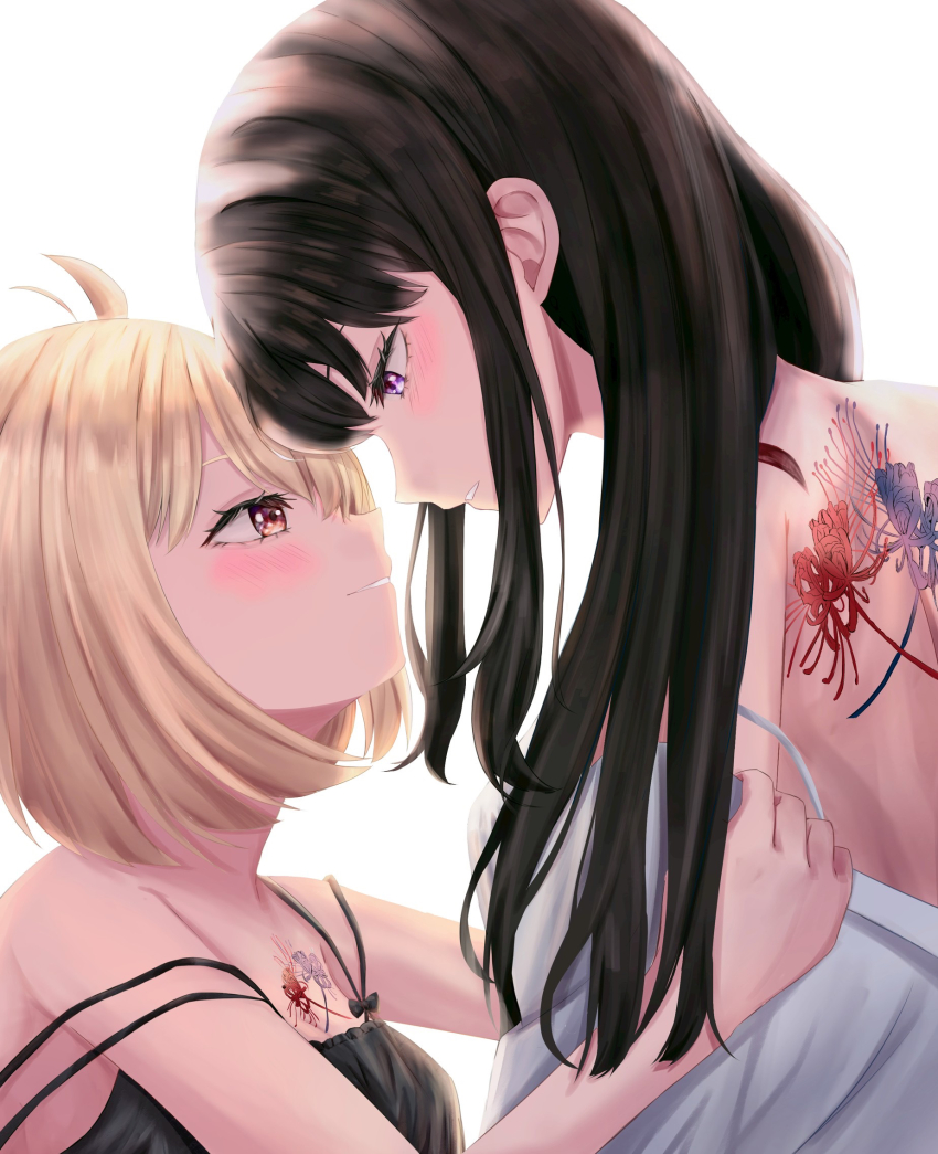 2girls back_tattoo black_camisole black_hair blonde_hair blush camisole capelet commentary_request flower flower_tattoo highres inoue_takina kuribou long_hair looking_at_another lycoris_recoil multiple_girls nishikigi_chisato parted_lips purple_eyes red_eyes short_hair simple_background smile spider_lily strap_slip tattoo undressing_another white_background white_capelet yuri