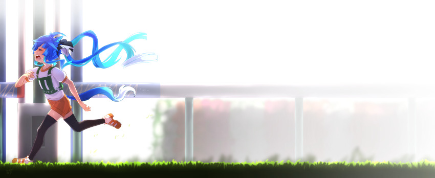 1girl absurdres ahoge animal_ears aqua_hair black_thighhighs blue_hair bow closed_eyes commentary_request crossed_bangs fingernails floating_hair from_side grass hair_bow hand_up high_heel_sneakers highres horse_ears horse_girl horse_racing_track horse_tail long_hair multicolored_hair nakayama_racecourse open_mouth orange_shoes orange_shorts original_race_uniform_(umamusume) outdoors race_bib railing running sharp_teeth shirt shoes short_sleeves shorts sidelocks signature sneakers solo sweat tail teeth thighhighs thin_(suzuneya) twin_turbo_(umamusume) twintails two-tone_hair umamusume very_long_hair white_shirt wide_shot
