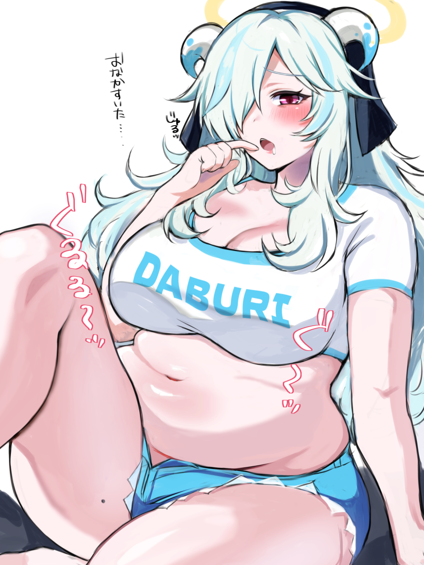 1girl absurdres belly black_coif blue_hair blue_shorts blush breasts cleavage commentary_request crop_top doubliel feet_out_of_frame hair_between_eyes hair_over_one_eye highres horns large_breasts long_bangs long_hair looking_at_viewer mahjong_fight_girl midriff multicolored_hair navel open_mouth pink_eyes plump shirt short_shorts short_sleeves shorts sitting solo streaked_hair translation_request usada_mimiz white_horns white_shirt