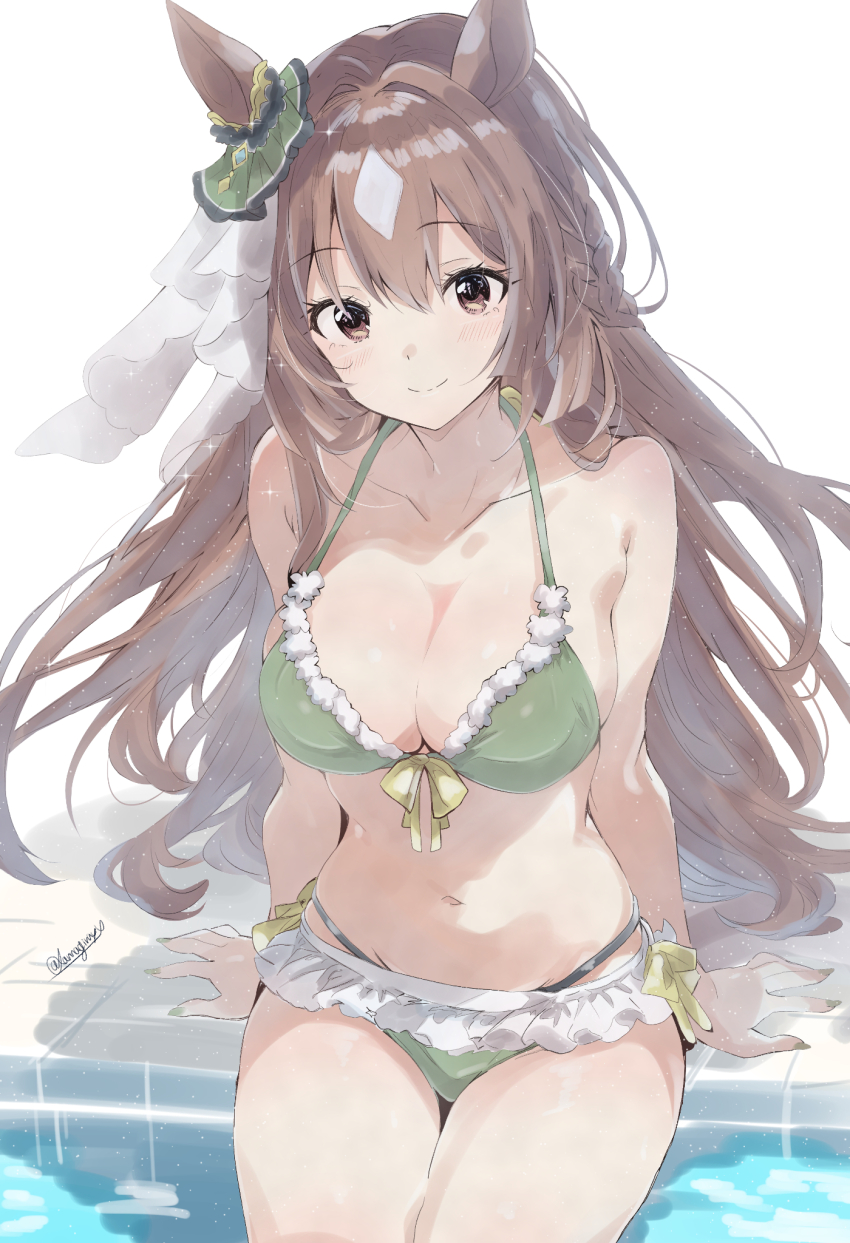 1girl animal_ears bikini blush bow breasts brown_hair closed_mouth commentary_request ear_ribbon green_bikini green_ribbon highres horse_ears horse_girl kannagiray long_hair looking_at_viewer medium_breasts navel pool ribbon satono_diamond_(umamusume) simple_background sitting smile solo swimsuit thighs umamusume water white_background