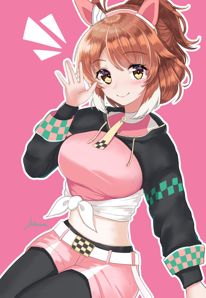 1girl animal_ears black_leggings black_shrug blush breasts brown_eyes brown_hair closed_mouth dantsu_flame_(center_spotlight)_(umamusume) dantsu_flame_(umamusume) ear_covers hair_between_eyes highres horse_ears horse_girl large_breasts leggings leggings_under_shorts looking_at_viewer midriff multicolored_hair no_tail pink_background pink_hair pink_shirt pink_shorts ponytail shirt shorts shrug_(clothing) simple_background smile solo tied_shirt umamusume white_hair white_shirt yuuki_suikou