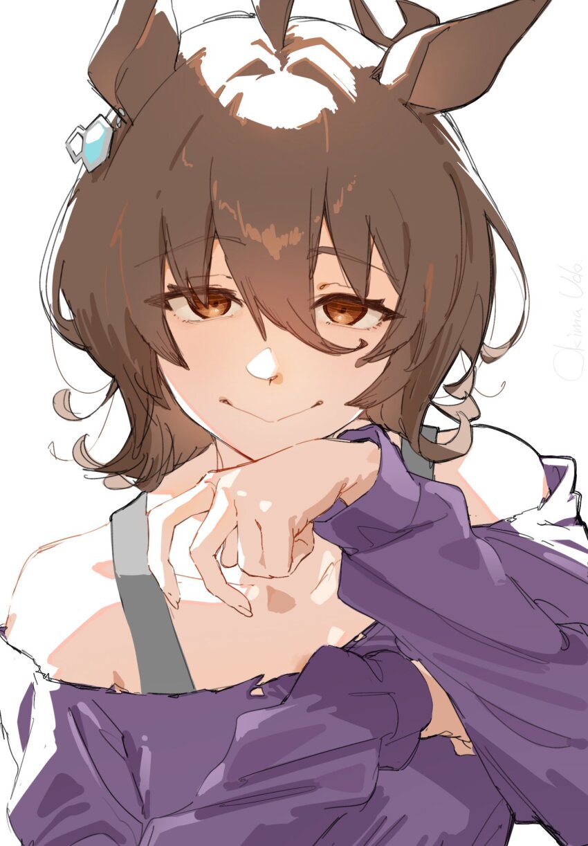 1girl :&gt; agnes_tachyon_(casual)_(umamusume) agnes_tachyon_(umamusume) animal_ears brown_eyes brown_hair closed_mouth collarbone hair_ornament highres horse_ears horse_girl off-shoulder_sweater off_shoulder official_alternate_costume okima_udo purple_sweater short_hair simple_background smile solo sweater umamusume upper_body white_background