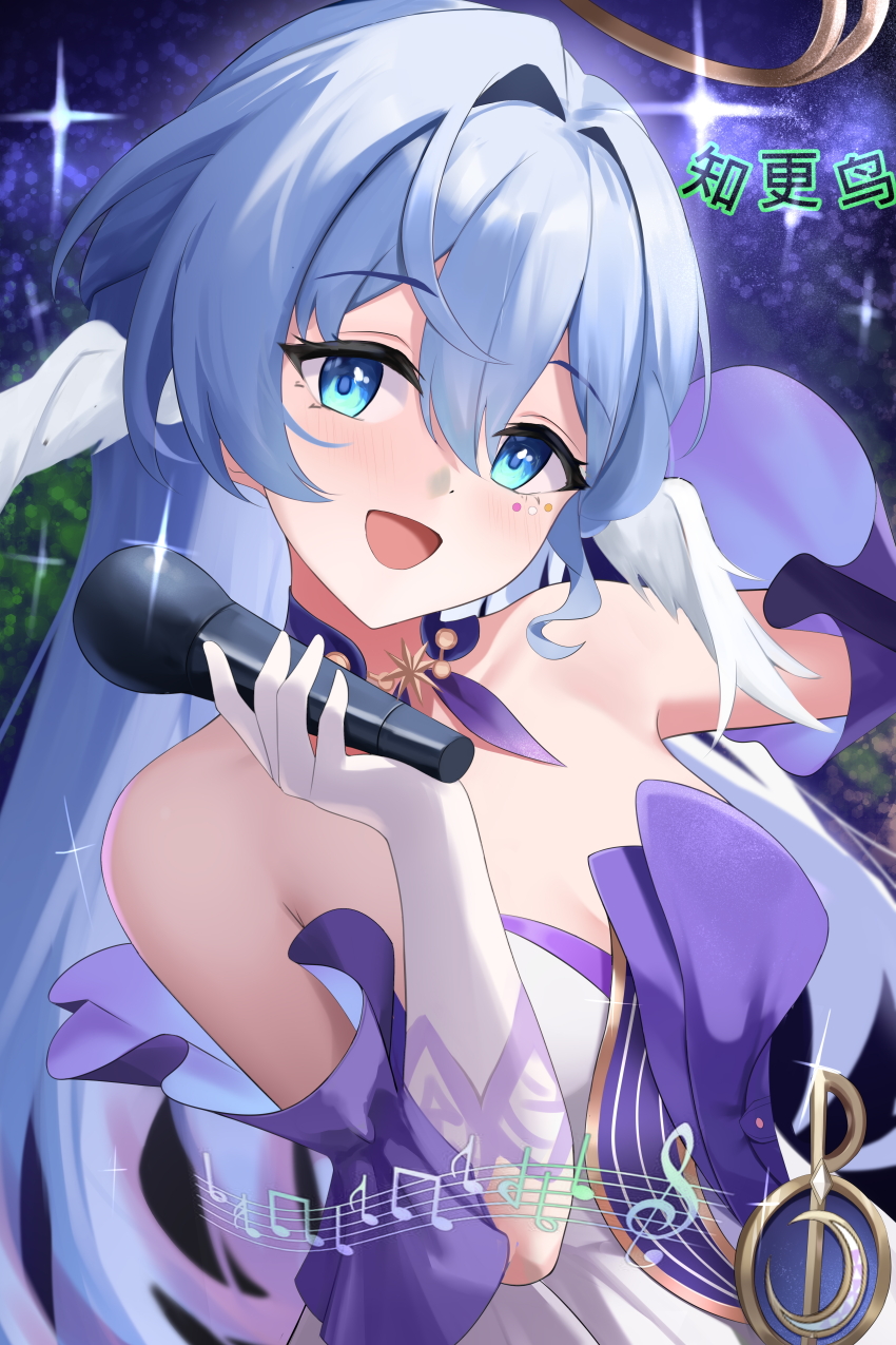 1girl :d absurdres blue_eyes blue_hair choker commentary_request detached_sleeves dress facial_mark gloves hair_between_eyes hair_intakes hand_up head_tilt head_wings highres holding holding_microphone honkai:_star_rail honkai_(series) long_hair looking_at_viewer microphone open_mouth purple_choker robin_(honkai:_star_rail) short_sleeves smile solo strapless strapless_dress translation_request upper_body very_long_hair white_dress white_gloves wings xiatian