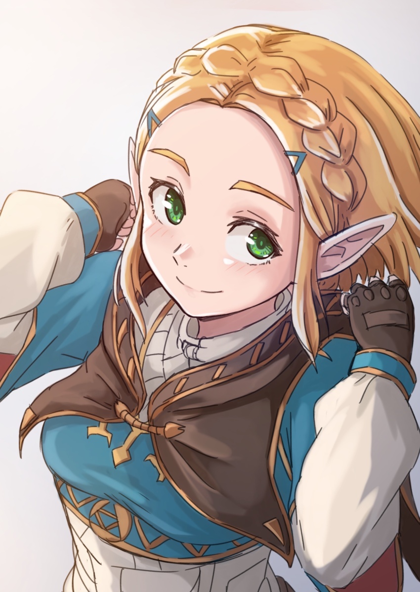 1girl black_capelet black_gloves blonde_hair braid capelet commentary crown_braid fingerless_gloves gloves green_eyes hakuino_hakase highres hood hooded_capelet looking_at_viewer nintendo pointy_ears princess_zelda short_hair smile solo the_legend_of_zelda the_legend_of_zelda:_tears_of_the_kingdom upper_body
