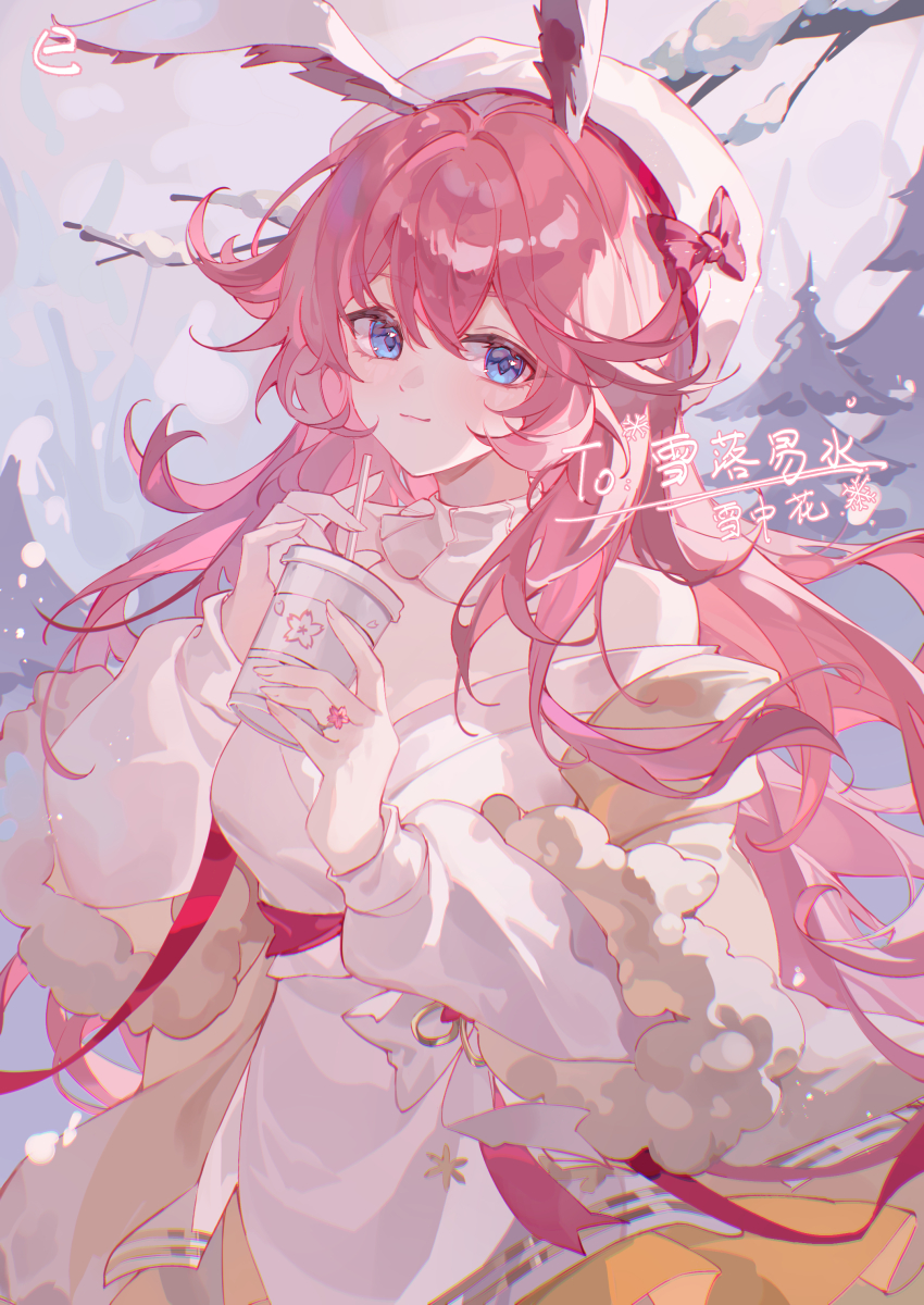 1girl absurdres animal_ears beret blue_eyes bow brown_coat casual closed_mouth coat cup drinking_straw fox_ears hat highres holding holding_cup honkai_(series) honkai_impact_3rd japanese_clothes kimono lixiang_guo_alice long_hair long_sleeves looking_at_viewer outdoors pink_bow pink_hair short_kimono smile solo tree white_kimono winter yae_sakura
