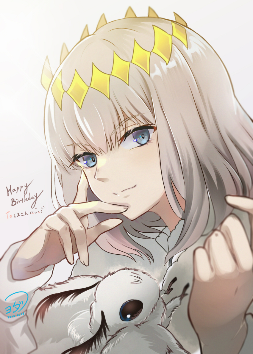 1boy absurdres androgynous antennae black_eyes blue_eyes bug cape closed_mouth commentary_request crown english_text fate/grand_order fate_(series) fingernails fur-trimmed_cape fur_trim grey_hair hair_between_eyes hand_on_own_face hands_up happy_birthday highres insect looking_at_viewer male_focus moth oberon_(fate) oberon_(second_ascension)_(fate) short_hair signature simple_background smile solo upper_body white_background white_cape white_fur youda_(seravichacha)