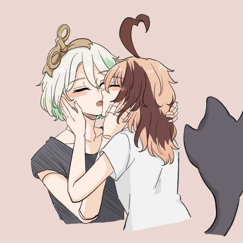 2girls ahoge black_shirt blush brown_hair cecilia_immergreen closed_eyes commentary doll_joints english_commentary french_kiss fuyuu_seibutsu gigi_murin green_hair hand_on_another&#039;s_face heart heart_ahoge highres hololive hololive_english joints kiss multicolored_hair multiple_girls open_mouth pink_background shirt short_sleeves simple_background streaked_hair tail tongue tongue_out upper_body virtual_youtuber white_hair white_shirt winding_key yuri
