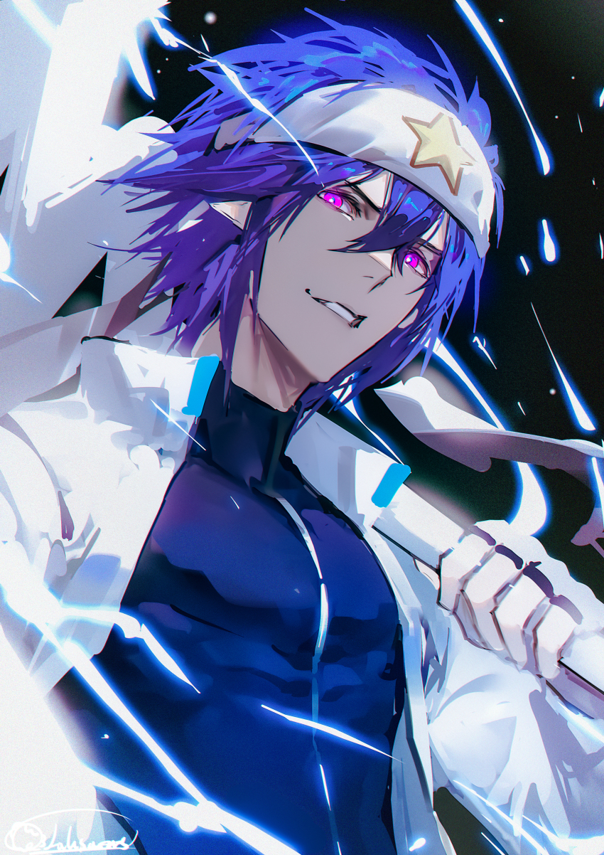 1boy absurdres aotu_world artist_name bandana black_background black_shirt chinese_commentary electricity fingerless_gloves gloves grin hair_between_eyes headband highres holding holding_weapon jacket laksarang looking_at_viewer male_focus open_clothes open_jacket over_shoulder parted_lips pointy_ears purple_eyes purple_hair ray_(aotu_world) shirt short_hair simple_background smile solo star_(symbol) star_print teeth turtleneck upper_body weapon weapon_over_shoulder white_gloves white_headband white_jacket
