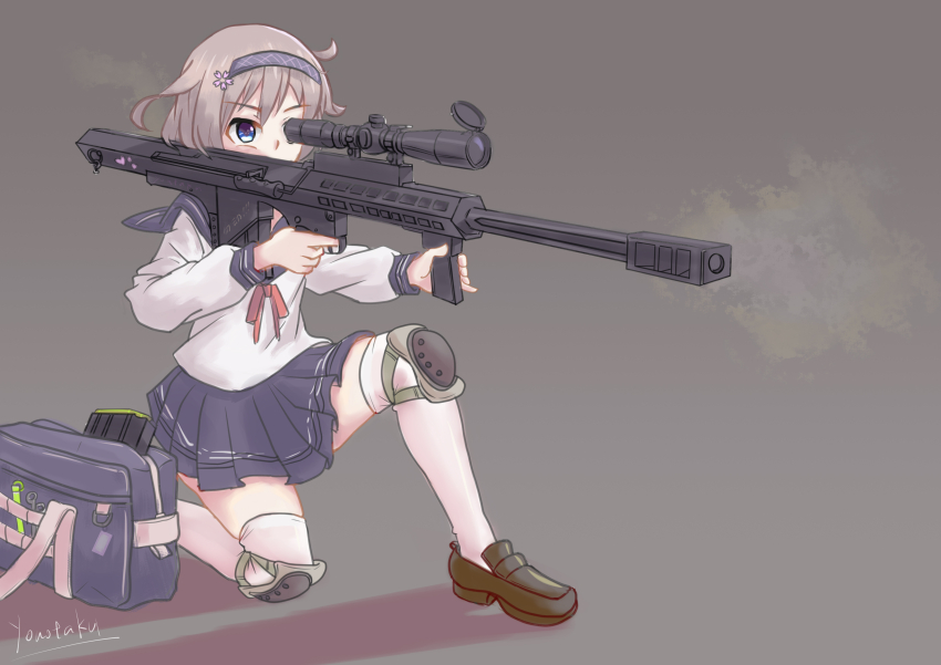 1girl absurdres anti-materiel_rifle bag barrett_m82a2 blue_sailor_collar blue_skirt bullpup grey_background gun handbag highres knee_pads kneeling long_sleeves looking_through_scope magazine_(weapon) medium_hair miniskirt original rifle sailor_collar school_uniform scope shirt skirt sniper_rifle solo thighhighs weapon white_shirt white_thighhighs youotaku