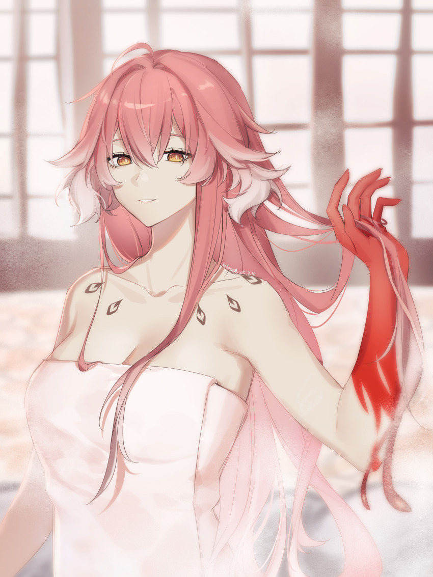 1girl absurdres ahoge blurry blurry_background body_markings breasts bright_pupils changli_(wuthering_waves) chinese_commentary cleavage collarbone colored_extremities commentary_request feather_hair hair_intakes hand_up highres indoors kohane_kun long_hair looking_at_viewer medium_breasts naked_towel onsen orange_eyes parted_lips partial_commentary pink_hair red_hands smile solo towel upper_body very_long_hair white_pupils wuthering_waves