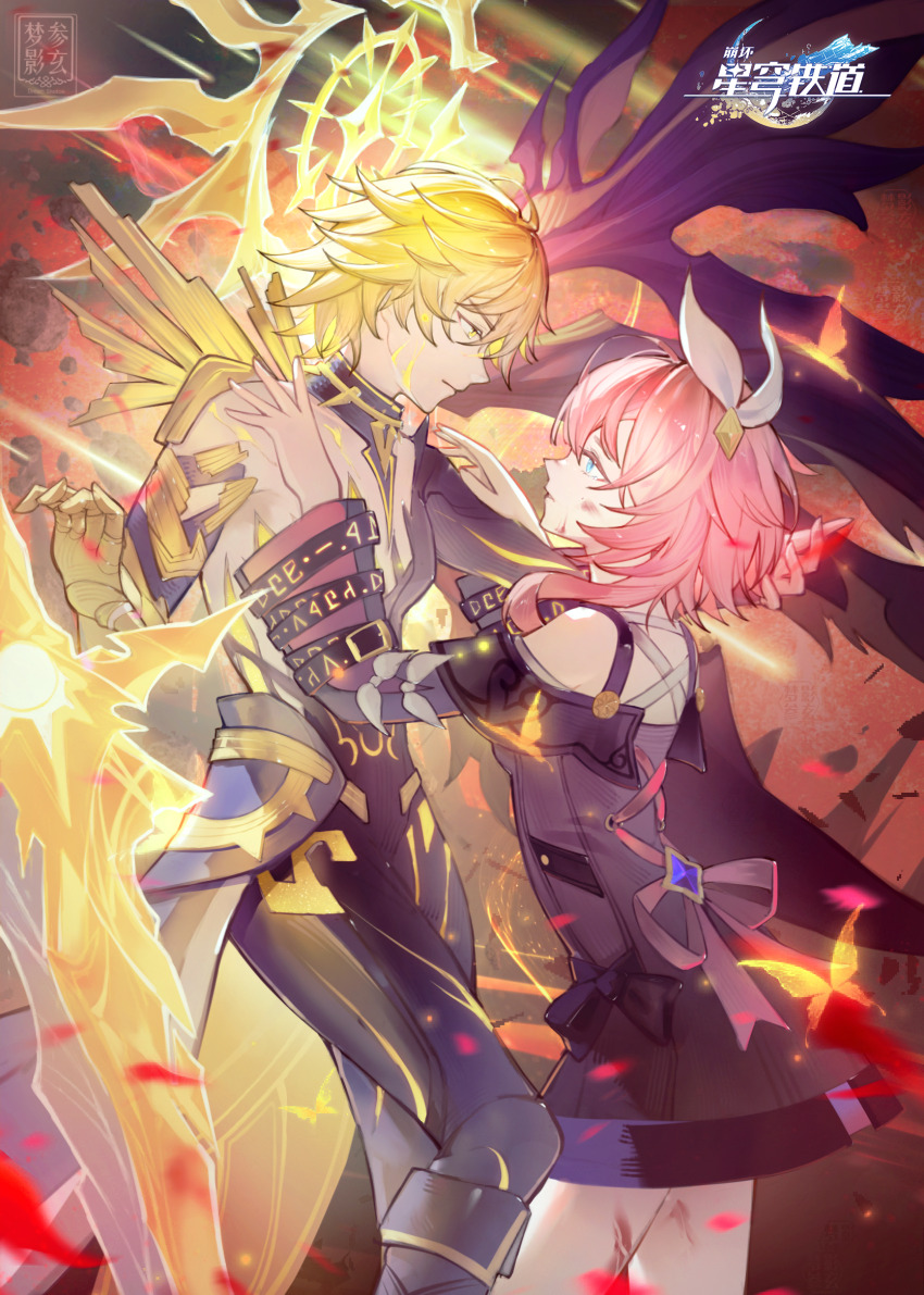 1boy 1girl asymmetrical_wings black_pants black_wings blonde_hair blue_eyes bruise bruise_on_face chinese_commentary collar commentary_request copyright_logo cyrene_(honkai:_star_rail) gold_blood hair_ornament highres honkai:_star_rail honkai_(series) injury looking_at_another medium_hair meng_ying_can_xuan mismatched_wings pants phainon_(honkai:_star_rail) pink_hair purple_collar short_hair thighs topless_male wings yellow_eyes yellow_wings