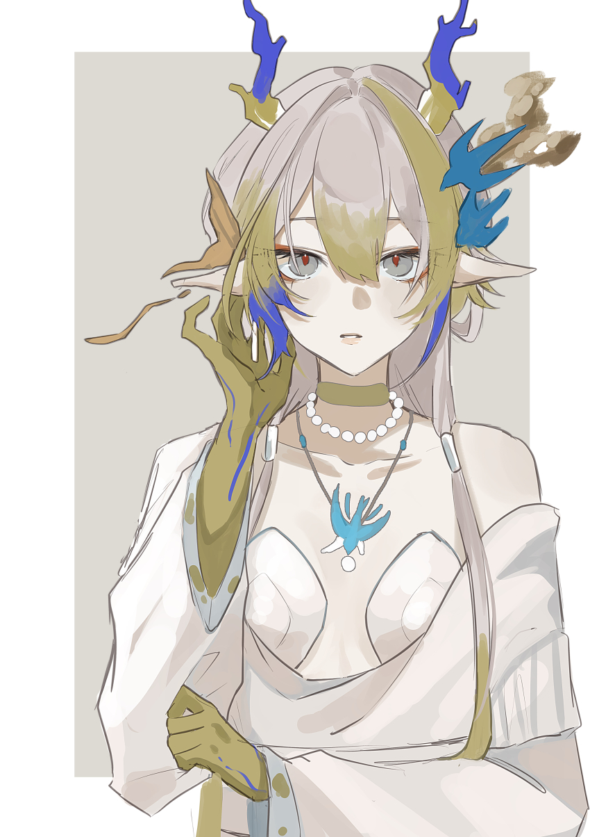 1girl absurdres ambience_synesthesia arknights bare_shoulders blonde_hair blue_hair border breasts colored_extremities dragon_girl dragon_horns grey_background grey_eyes grey_hair hair_between_eyes hand_in_own_hair highres horns jewelry looking_at_viewer medium_breasts multicolored_hair naruse_azusa necklace off_shoulder official_alternate_costume one-hour_drawing_challenge outside_border pearl_necklace pointy_ears shu_(arknights) shu_(bingwenyuyou)_(arknights) simple_background sketch solo white_border
