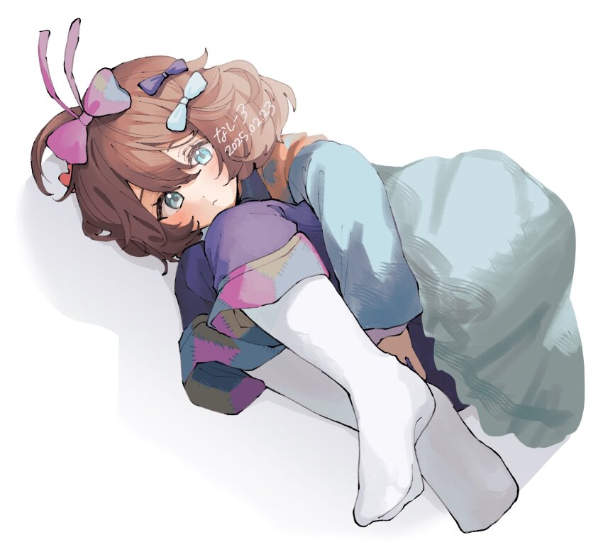1girl :&lt; ahoge artist_name blue_bow blue_dress blue_eyes blue_pants bow brown_hair dated dress fetal_position flutterpage full_body hair_bow highres hugging_own_legs long_dress long_sleeves looking_at_viewer lying multiple_hair_bows nashiro_(v0_llp) no_shoes on_side pants pants_under_dress purple_bow reverse:1999 short_hair socks solo white_socks