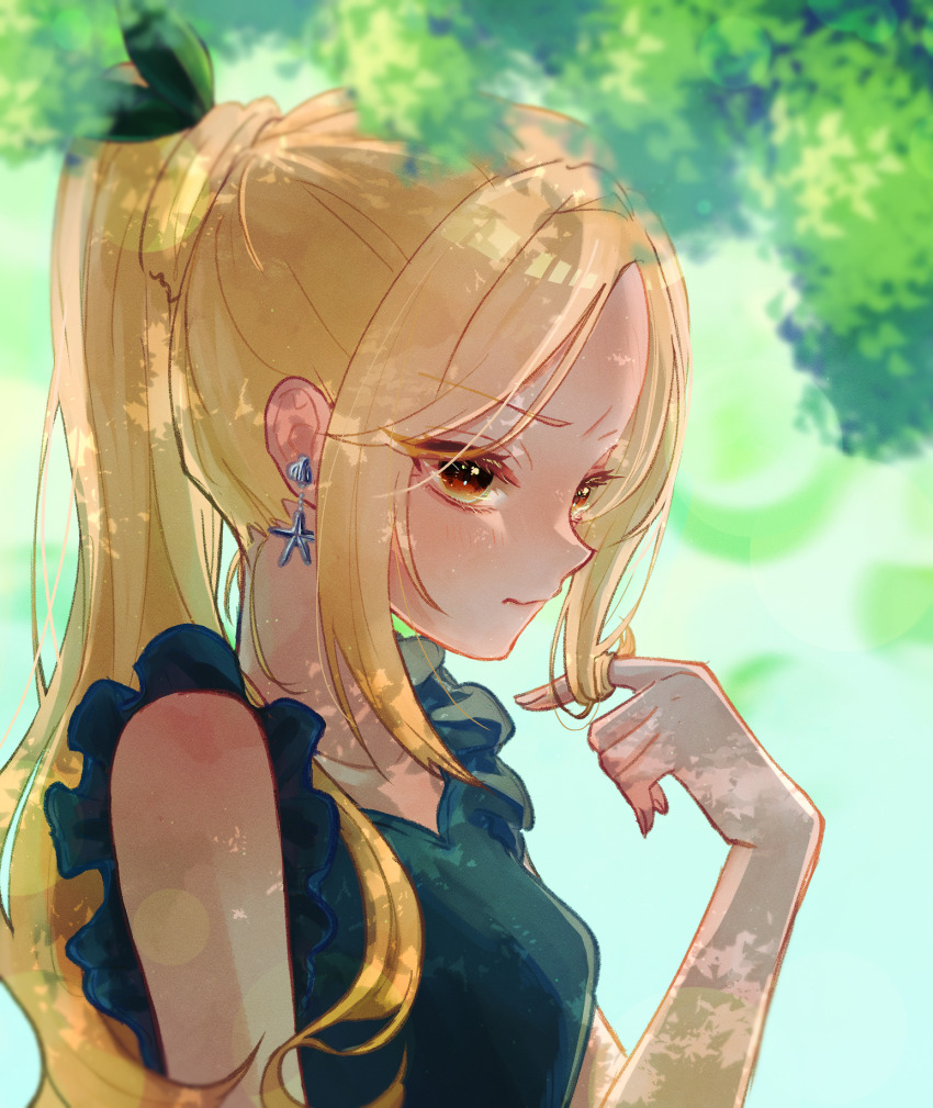 1girl alternate_costume alternate_hairstyle blonde_hair blurry bokeh breasts depth_of_field earrings green_shirt high_ponytail highres inda_karane jewelry kimi_no_koto_ga_dai_dai_dai_dai_daisuki_na_100-nin_no_kanojo leaf light_blush long_hair medium_breasts oknomyk orange_eyes pointy_breasts ponytail shaded_face shirt solo starfish_earrings tree_shade twirling_hair upper_body