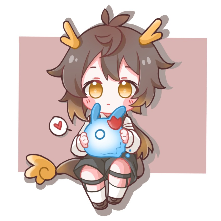 1boy alternate_costume kneehighs chibi dimples dragon_horns dragon_tail genshin_impact heart highres horns seelie_(genshin_impact) solo solo_focus speech_bubble tail u9ed1u7fbd white_background zhongli_(genshin_impact)
