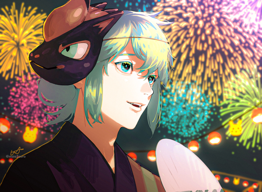 1boy blurry commentary_request fireworks green_eyes green_hair highres japanese_clothes kimono male_focus mask mask_on_head n_(pokemon) n_(summer_2022)_(pokemon) night nintendo official_alternate_costume open_mouth outdoors paddle pokemon pokemon_masters_ex signature sky smile solo teeth upper_body upper_teeth_only usakomu_(komugiko) yukata