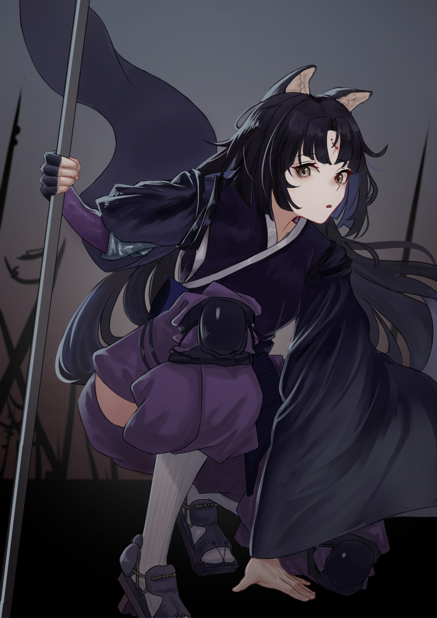 1girl absurdres animal_ears arknights armor black_gloves black_hair black_kimono commentary facial_mark fingerless_gloves forehead_mark full_body gloves grey_eyes hair_intakes hakama highres holding japanese_clothes kimono knee_pads kneehighs long_hair looking_at_viewer mutianliaonaicha on_one_knee outdoors parted_bangs parted_lips purple_hakama saga_(arknights) sandals single_fingerless_glove single_knee_pad socks solo white_socks