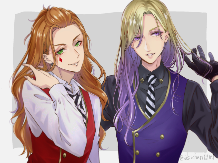 2boys alternate_hair_length alternate_hairstyle black_gloves black_shirt blonde_hair cater_diamond commentary_request gloves gradient_hair green_eyes grey_background highres long_hair looking_at_viewer male_focus multicolored_hair multiple_boys night_raven_college_uniform orange_hair parted_lips purple_eyes purple_hair purple_vest red_vest school_uniform shirt simple_background twisted_wonderland ukichan12011 upper_body vest vil_schoenheit white_shirt