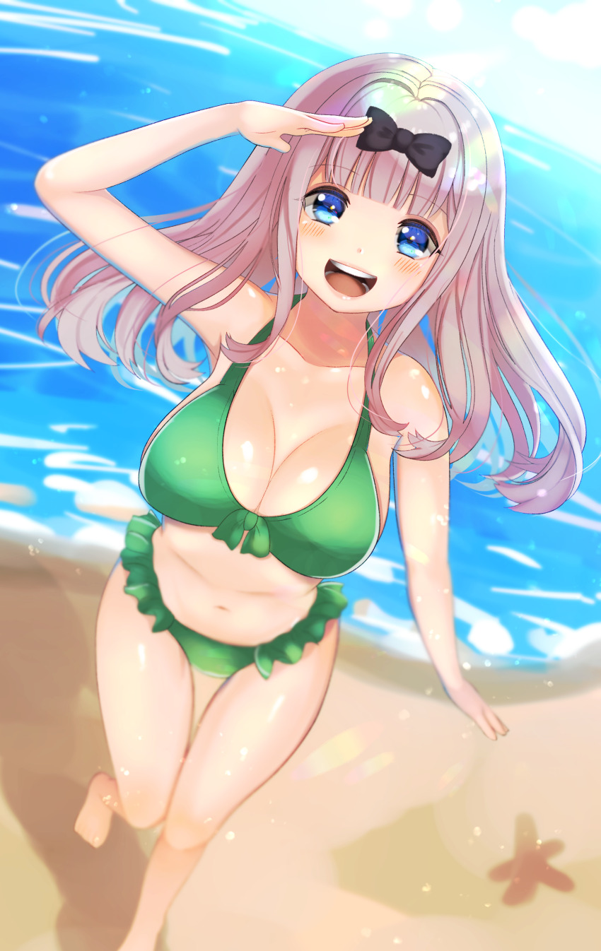 1girl absurdres barefoot beach bikini black_bow blue_eyes bow breasts cleavage collarbone commentary day foot_out_of_frame fujiwara_chika green_bikini hair_bow highres horizon kaguya-sama_wa_kokurasetai_~tensai-tachi_no_renai_zunousen~ kurosaki_coco large_breasts light_blush long_hair looking_at_viewer navel ocean open_mouth pink_hair shading_eyes smile solo swimsuit teeth